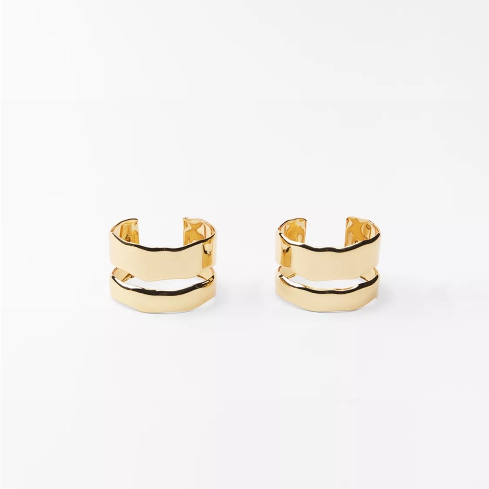 Zara PACK OF WAVY
BRACELETS
GOLDEN - REF. 1856/8